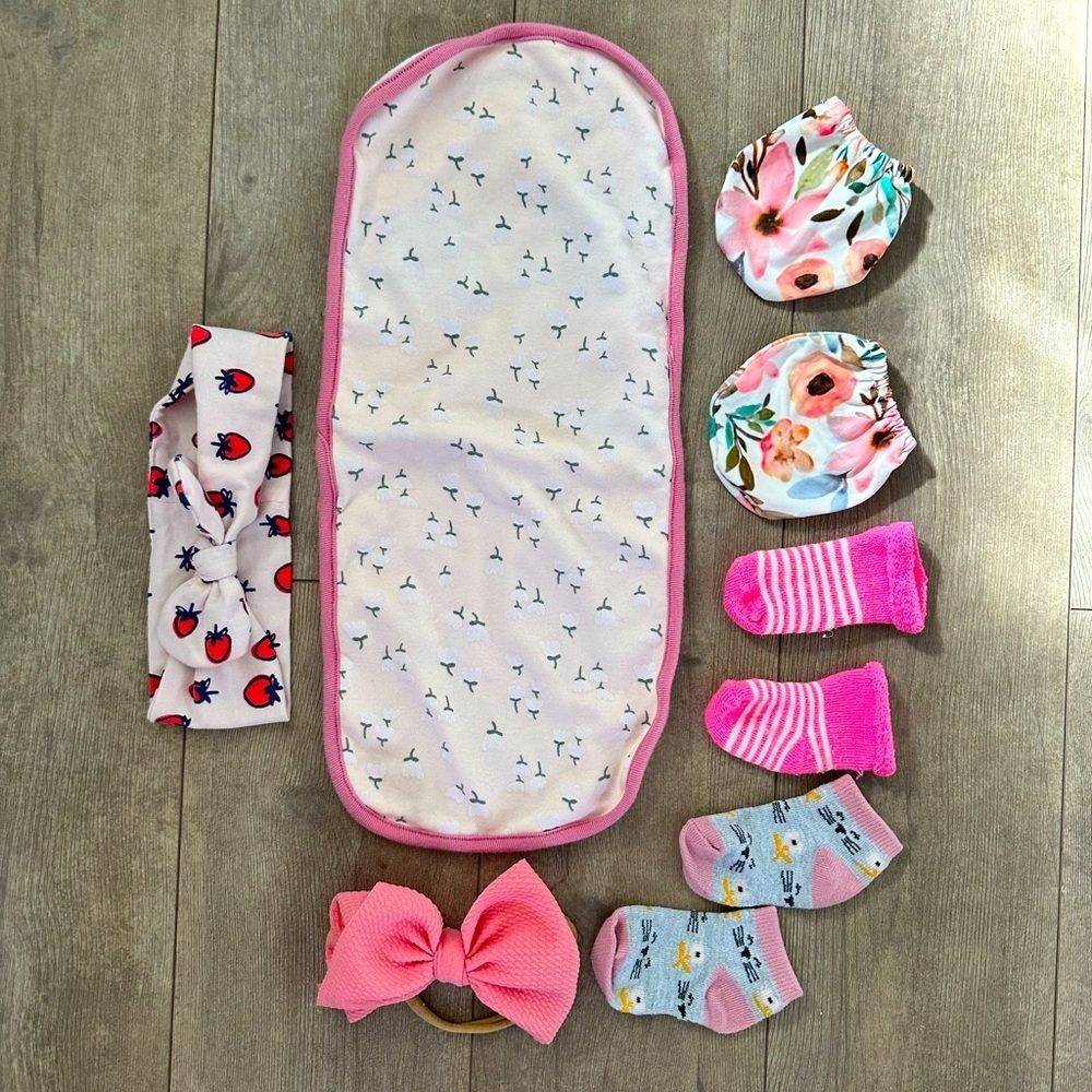 Baby girl accessory lot
Headbands, burp cloth, hand covering and socks